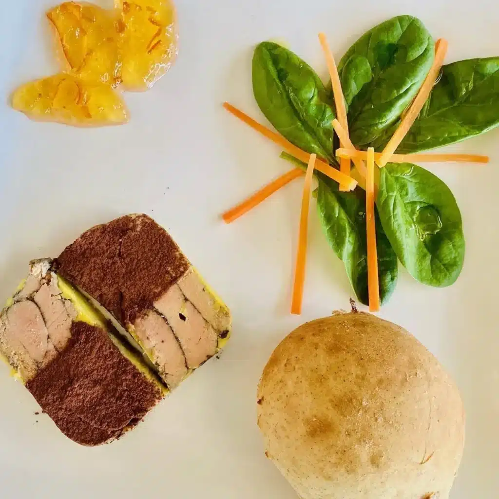 Foie gras maison avec pain, salade et chutney d'agrumes.