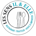 Logo Les Sens Il & Elle, rond, rouge et blanc, avec fourchette, couteau, cuillère. Restaurant, traiteur, vente à emporter.